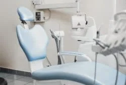 General Dentistry Ontario - Inage displays a dental chair and dental tools